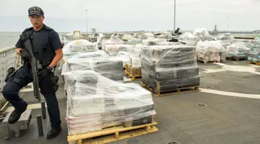 Seorang anggota US Coast Guard berjaga di dekat 33 ton kokain senilai sekitar Rp 13 triliun lebih, di California, Senin (10/8/2015). Kokain tersebut disita dari kapal semi-sumbersible di timur Samudera Pasifik pada Kamis (6/8). (REUTERS/Mike Blake)