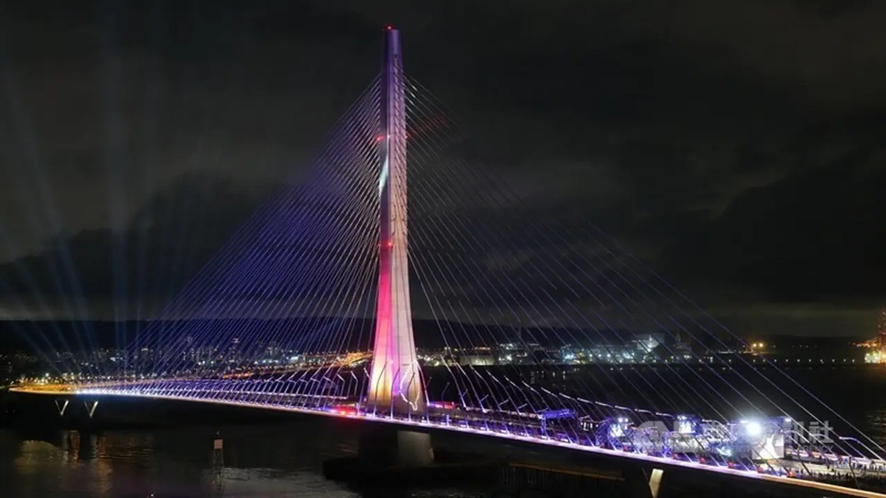 Lampu ungu dan merah menerangi Jembatan Danjiang di New Taipei, Taiwan, pada Sabtu (9/5/2026) malam.