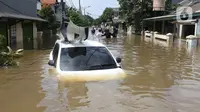 Kondisi mobil yang terseret arus banjir di perumah Ciledug Indah, Tangerang, Banten, Kamis (2/1/2020). Sebelumnya, media sosial diramaikan dengan video sejumlah mobil yang terseret arus banjir hingga ratusan meter ke arah dalam perumahan Ciledug Indah. (Liputan6.com/Angga Yuniar)