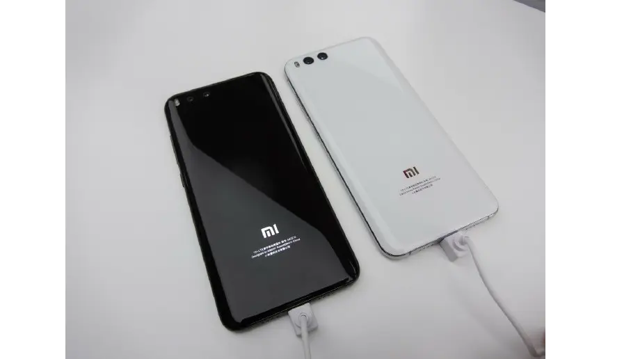 Xiaomi Mi 6 dalam balutan warna hitam dan putih, bagus mana? (Sumber: Ubergizmo)