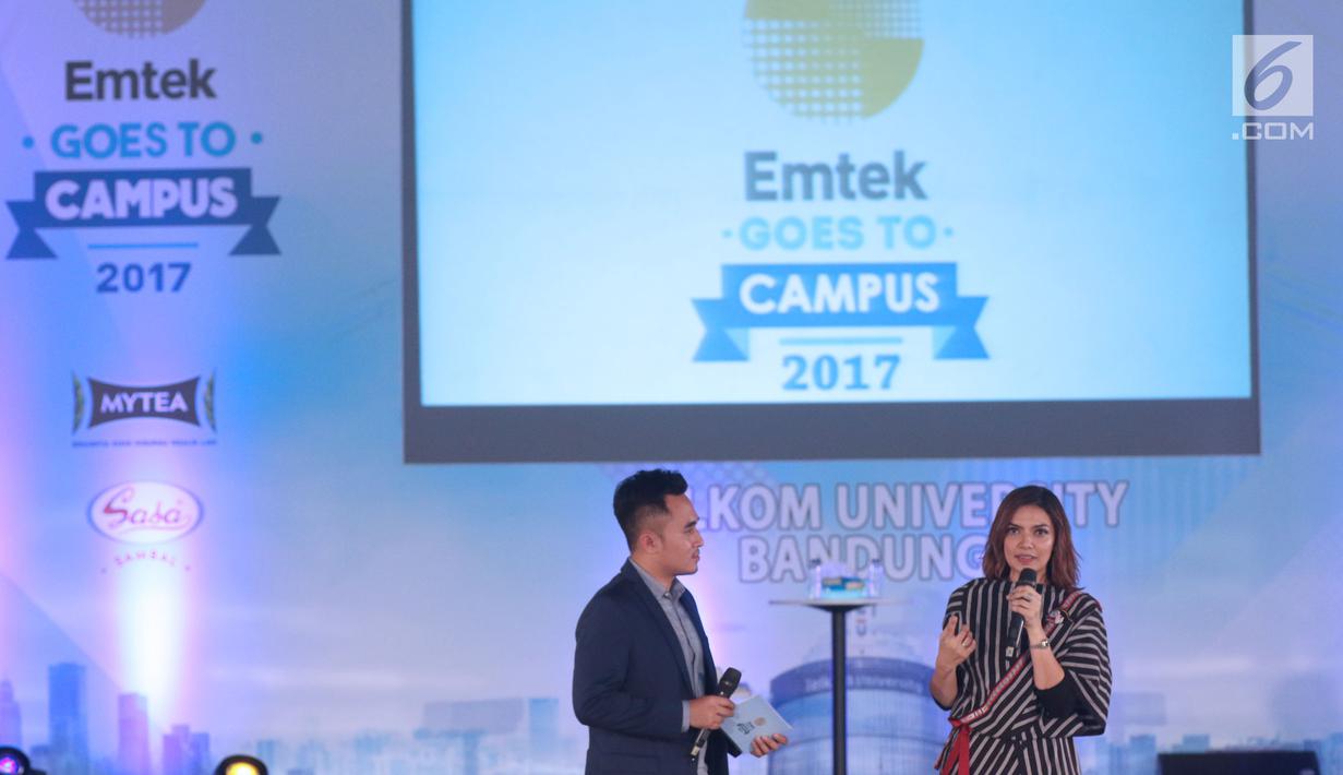 Duta baca Indonesia, Najwa Shihab (kanan) saat berbagi pengalaman dengan ratusan peserta Emtek Goes To Campus 2017 di Universitas Telkom, Bandung, Rabu (29/11). (Liputan6.com/Helmi Fithriansyah)