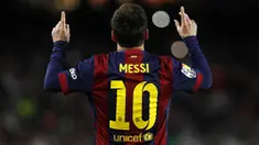 Bintang Barcelona, Lionel Messi, merayakan gol dengan gaya khasnya, dua jari telunjuk diangkat ke atas usai membobol gawang Almeria pada laga La Liga di Stadion Camp Nou, Spanyol, Kamis (8/4/2015). (AFP/Quique Garcia)