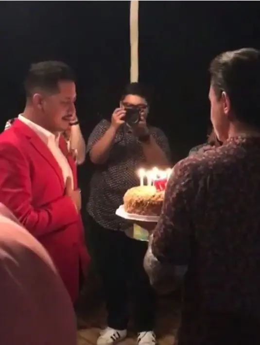 Tidak hanya resmi menyandang status sebagai seorang suami dari Ghyan, namun di hari yang sama Keenan harus meneteskan air matanya lantaran mendapat kejutan di hari jadinya yang ke-27 tahun. (Instagram/keenan.ghyan)