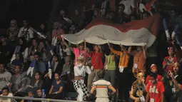 Para suporter saat menyaksikan turnamen BCA Indonesia Open Superseries Premier 2015 di Gelora Bung Karno, Jakarta, Selasa (3/6/2015). Tommy menang 19-21 21-8 21-16. (Liputan6.com/Herman Zakharia)