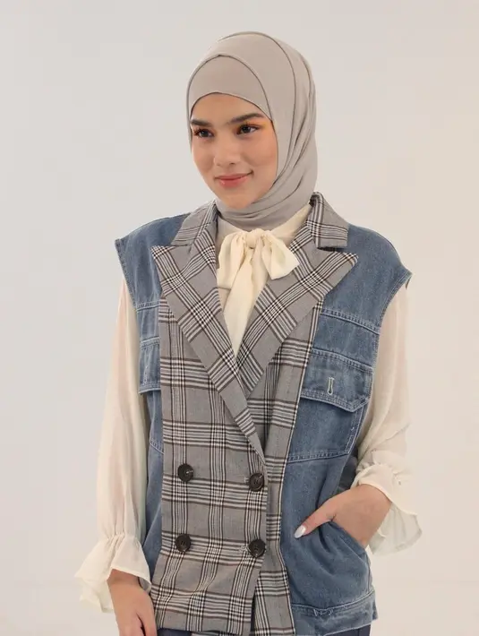 Penampilan berhijab Davina Karamoy di film Ipar adalah Maut pun langsung banjir pujian netizen. Pasalnya, tak sedikit yang menyebut jika Davina terlihat begitu menawan. (Liputan6.com/IG/@davinaakaramoy)