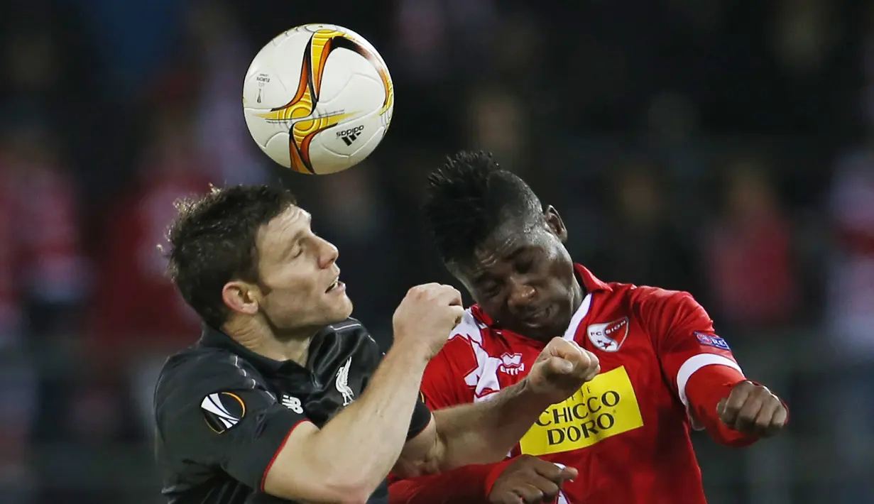 Pemain Liverpool, James Milner (kiri) berebut bola dengan pemain FC Sion, Xavier Kouassi pada lanjutan UEFA Europa League grup B di Stadion  Tourbillon, Sion, Switzerland, Jumat (11/12/2015) dini hari WIB. (Reuters / Lee Smith)
