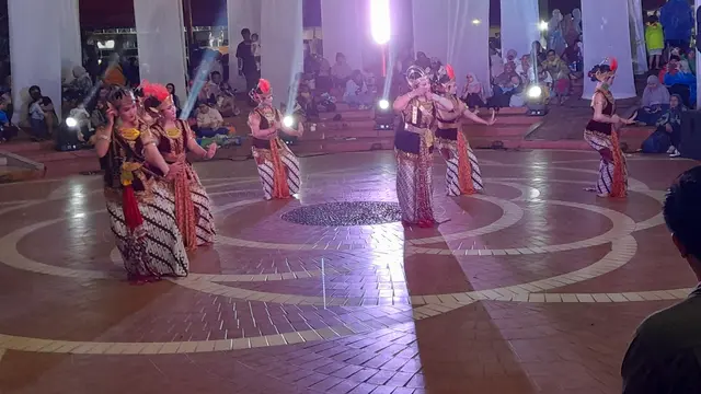 Bersenandung Bersama Dere dan Fiersa Besari dalam Hujan di Sunset di Kebun TMII
