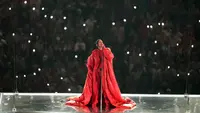Rihanna tampil pada acara turun minum pertandingan sepak bola NFL Super Bowl 57 antara Kansas City Chiefs dan Philadelphia Eagles di Glendale, Arizona, Amerika Serikat, 12 Februari 2023. Penyanyi sekaligus pebisnis asal Barbados ini membawakan sederet hitsnya seperti "B*tch Better Have My Money", "Diamonds", hingga "Work". (AP Photo/Charlie Riedel)