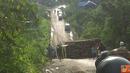 Citizen6, Samarinda: Truk pengangkut kelapa sawit terguling di Desa Sebulu, Kutai Kartanegara, Jumat (30/4). (Pengirim: One Reload)