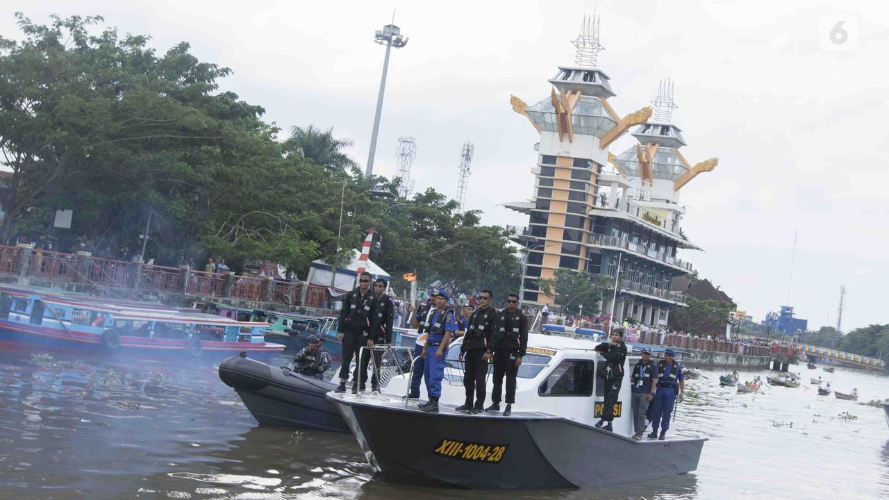 Obor Melintasi Sungai Barito