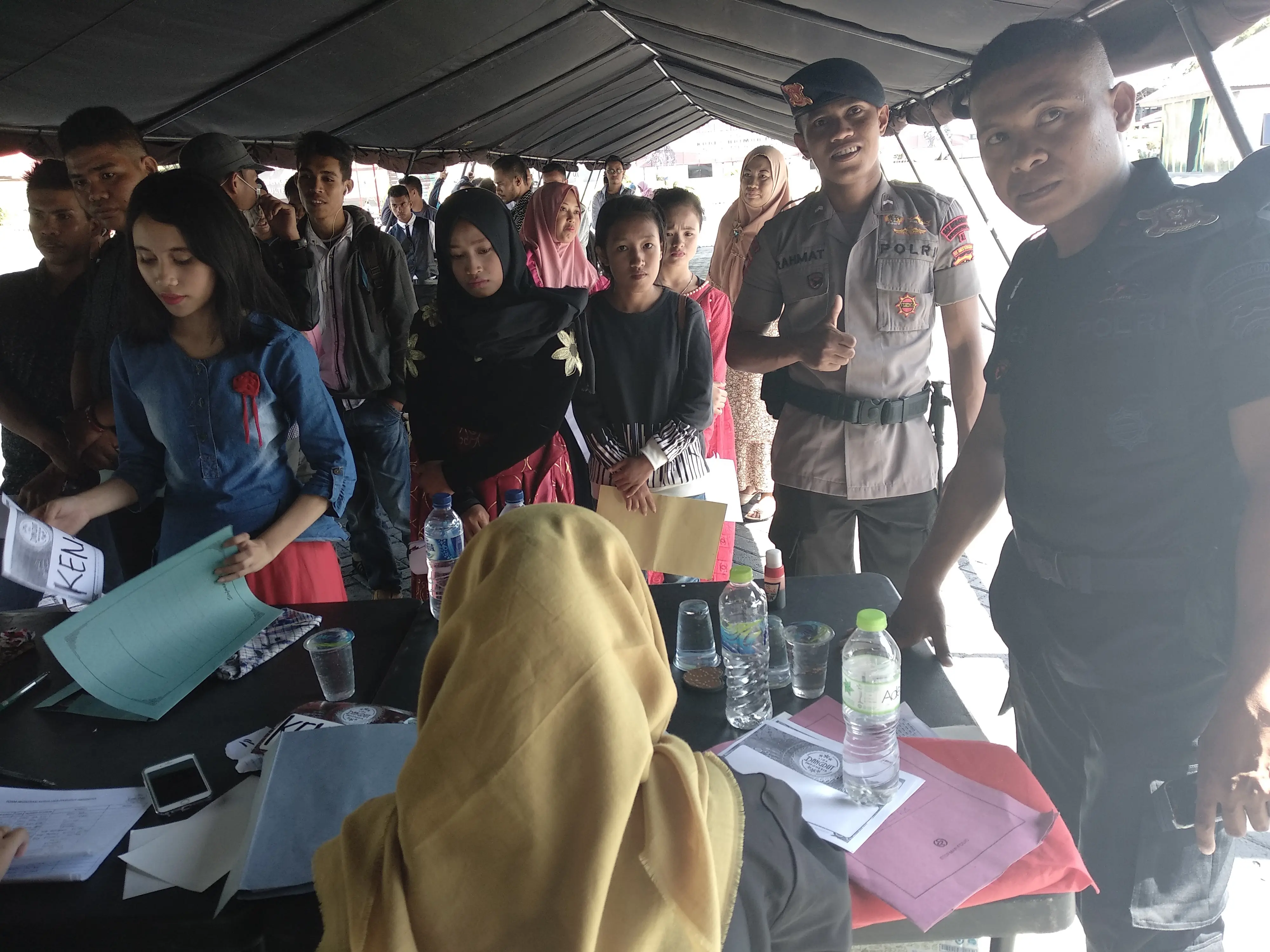 Dua orang polisi mendaftar audisi Liga Dangdut Indonesia di Kendari