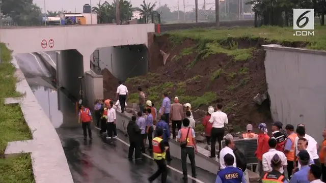Tembok setinggin 20 meter di underpass Parimeter Selatan Bandara Soekarno Hatta roboh akibat longsor.