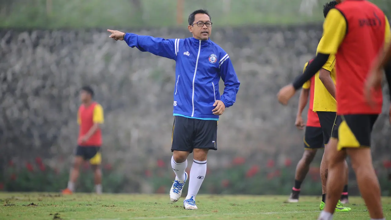 Pelatih Arema FC Aji Santoso berharap wasit bersikap adil dan tegas saat timnya mengahadapi Persib Bandung (Liputan6.com / Rana Adwa)