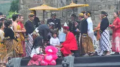 Seorang pemangku adat memotong rambut gimbal seorang anak saat ritual ruwatan potong rambut gimbal di komplek candi Arjuna dataran tinggi Dieng Desa Dieng Kulon, Jateng, Minggu (3/7).Prosesi adat ini akan memotong 11 anak berambut gimbal.(Gholib)