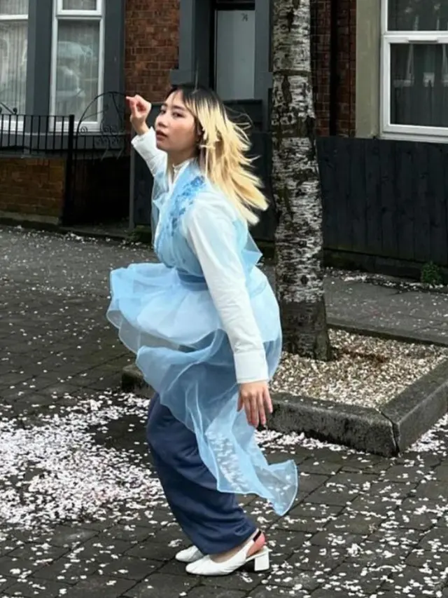 OOTD Publik Figure Tampil dengan Baju Lebaran Biru Prabowo.