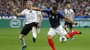 Striker Prancis, Olivier Giroud, berusaha melepaskan tendangan saat melawan Albania pada laga Kualifikasi Piala Eropa 2020 di Stade de France, Paris, Sabtu (7/9). Prancis menang 4-1 atas Albania. (AFP/Geoffroy Van Der Hasselt)