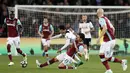 Pemain Tottenham, Dele Alli mencoba menerobos pertahanan West Ham United pada lanjutan Premier League di London Stadium (5/5/2017). Tottenham kalah 0-1. (AP/Kirsty Wigglesworth)