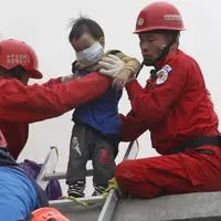 Sebuah rekaman CCTV memperlihatkan detik-detik bangunan runtuh akibat gempa berkekuatan 6,4 skala Richter yang mengguncang Taiwan. 
