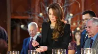 Kate Middleton Bikin Kejutan Hadiri Hari Peringatan Holocaust Bersama William, Perhiasan Mutiara Jadi Sorotan