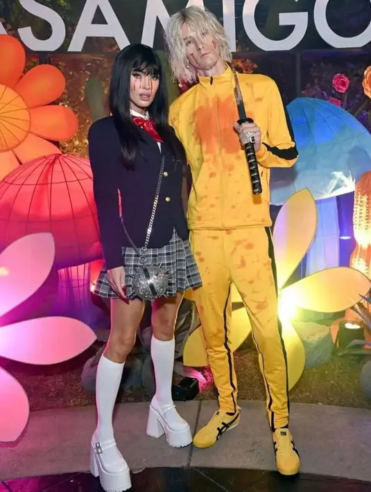 Megan Fox berdandan sebagai siswi pembunuh Gogo Yubari, sementara Machine Gun Kelly mengenakan jumpsuit serba kuning ala Beatrix Kiddo  di film Kill Bill. [@meganfox]