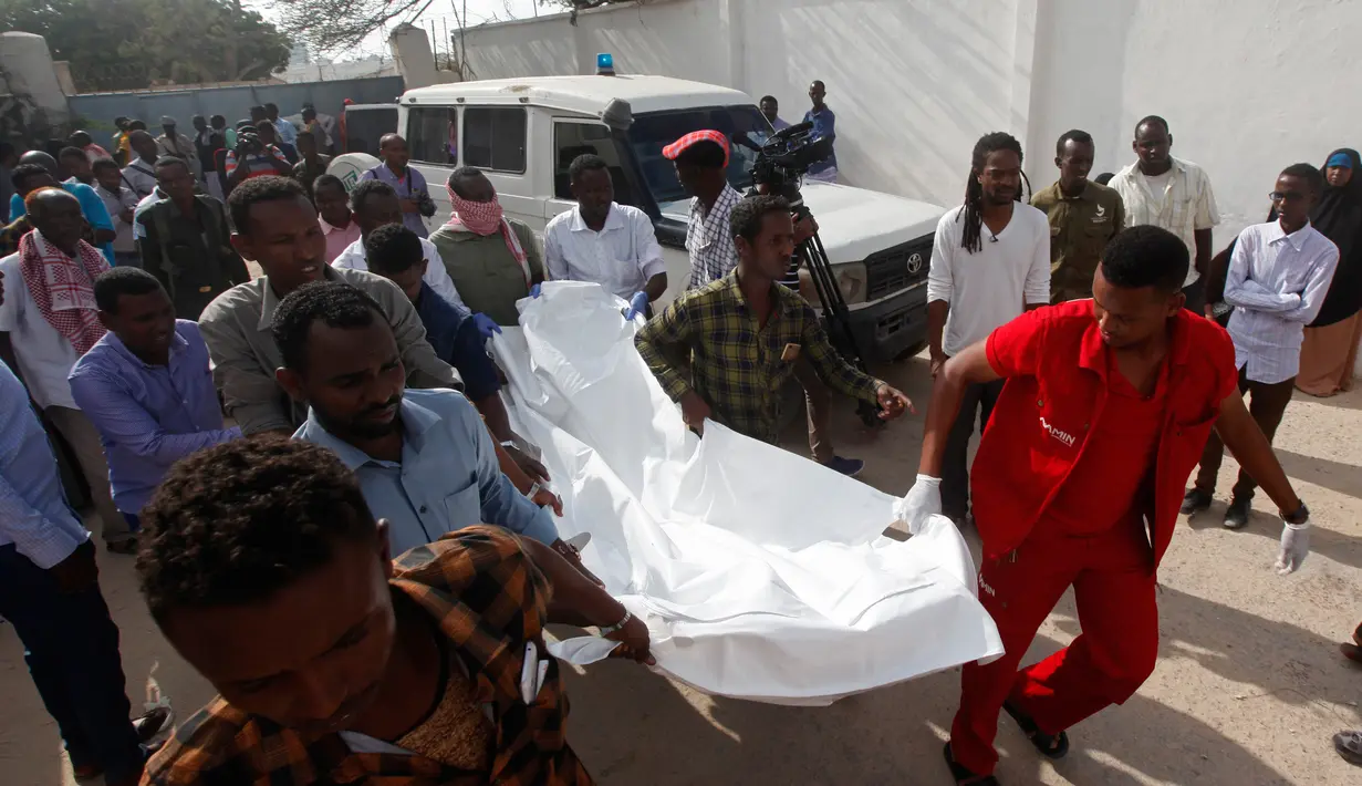 Warga mencari korban serangan bom mobil kembar di Ibu Kota Mogadishu, Somalia, Sabtu (24/2). Selain menewaskan 18 orang, serangan tersebut juga melukai lebih dari 20 orang. (AP Photo/Farah Abdi Warsameh)