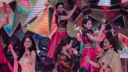 Pedangdut Dewi Perssik (kiri), Siti Badriah (kanan), dan  Zaskia Gotik (tengah) bergoyang saat tampil dalam Indonesian Dangdut Awards 2018 di Jakarta, Jumat (12/10). Mereka membawakan lagu Bintang Pentas, Bara Bere, dan Tarik Selimut. (Faizal Fanani)