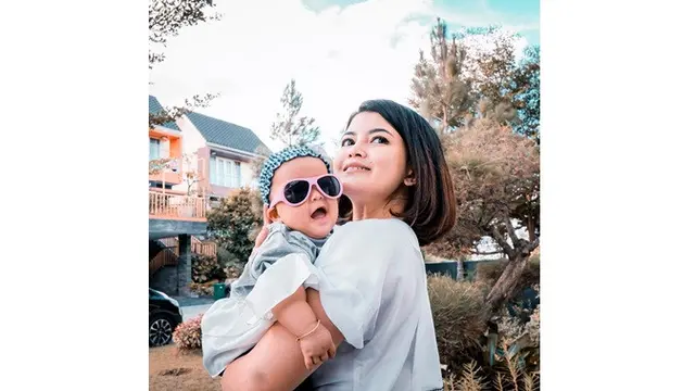 Jadi Hot Mama, Ini 7 Potret Tania Putri De' Rainbow dengan Anaknya