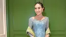 Ayu Dewi mengenakan kebaya baby blue yang dihiasi beads. Kebaya kerah square ini dipadukan selendang dan bawahan kain songket warna colorfull. [@mrsayudewi]