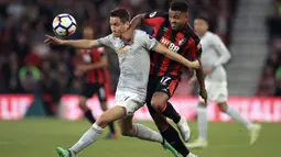 Pemain Manchester United, Ander Herrera (kiri) berebut bola dengan pemain Bournemouth, Joshua King pada lanjutan Premier League di Vitality Stadium, Bournemouth, (18/4/2018). MU menang 2-0.  (Adam Davy/PA via AP)