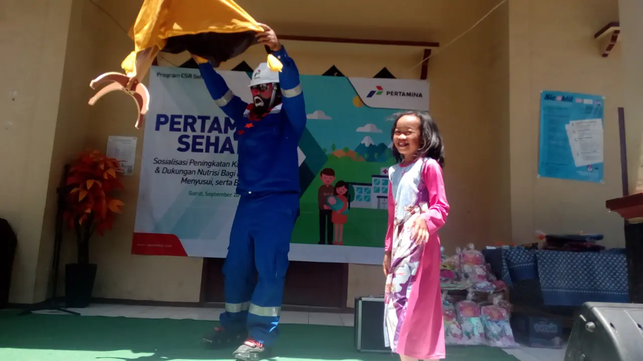 Mr. Andika nampak lihat membuat pertunjukan meja terbang di Garut