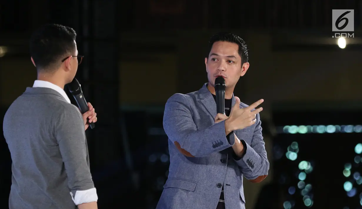 Creativepreneur sekaligus aktor Dude Harlino (kanan) berbicara dalam Emtek Goes To Campus (EGTC) 2018 di Universitas Gadjah Mada (UGM), Yogyakarta, Rabu (17/10). Dude bercerita perjalanan hidupnya sebelum menjadi aktor. (Liputan6.com/Herman Zakharia)