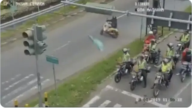 Polisi Tidak Menegur, Video Pengendara Langgar Aturan saat Berhenti di Lalu Lintas Ini Viral
