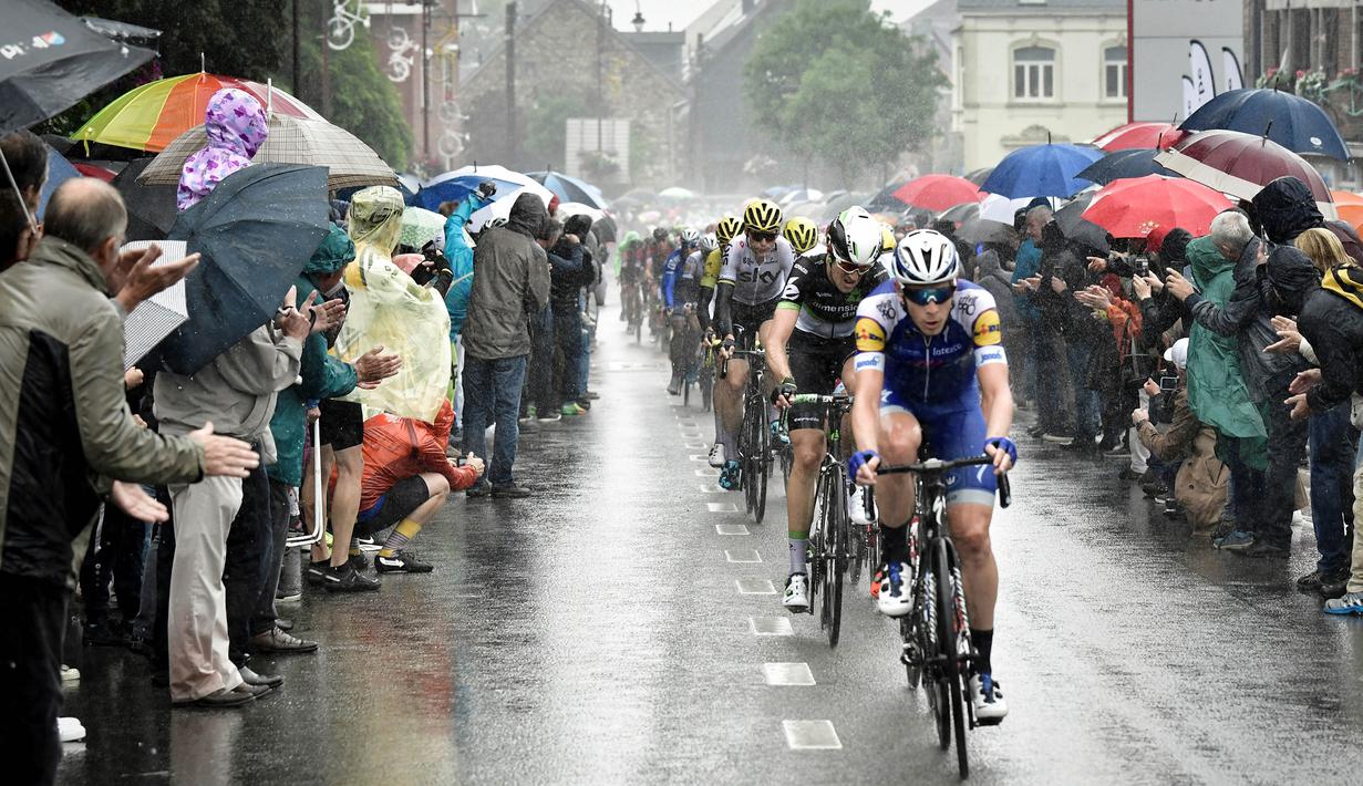 Para pebalap memacu sepedanya saat stage kedua balapan Tour de France di Leige, Belgia, Minggu (2/7/2017). Stage kedua menempuh kota Dusseldorf, Jerman hingga Leige, Belgia yang berjarak 203,5 kilometer. (AFP/Philippe Lopez) 