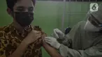 Seorang siswa menjalani vaksin COVID-19 di SMUN 20 Jakarta, Kamis (1/7/2021). Per tanggal 1 Juli 2021, anak-anak usia 12-17 tahun di DKI Jakarta sudah mulai mendapatkan vaksinasi. Agar anak-anak kita terlindungi dari wabah Covid-19 dengan varian baru. (merdeka.com/Imam Buhori)