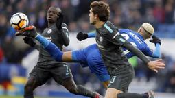Gelandang Leicester City, Riyad Mahrez, berusaha melewati pemain Chelsea, N'Golo Kante dan Marcos Alonso, pada laga perempat final Piala FA di Stadion King Power, Minggu (18/3/2018). Leicester City takluk 1-2 dari Chelsea. (AP/Frank Augstein)