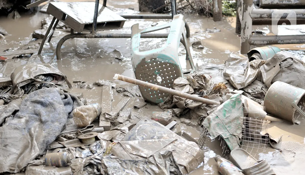Tumpukan sampah usai banjir menerjang Perumahan Pondok Gede Permai, Jatiasih, Bekasi, Jawa Barat, Kamis (2/1/2020). Terjangan banjir setinggi lima meter tersebut menyisakan lumpur dan sampah yang memenuhi seluruh kompleks perumahan. (merdeka.com/Iqbal Nugroho)