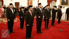 10 Dubes luar biasa dan berkuasa penuh (LBBP) ‎RI untuk negara-negara sahabat diambil sumpah jabatannya di Istana Negara, Jakarta, Kamis (25/2). Pelantikan disaksikan Wapres Jusuf Kalla dan jajaran menteri Kabinet Kerja. (Liputan6.com/Faizal Fanani)