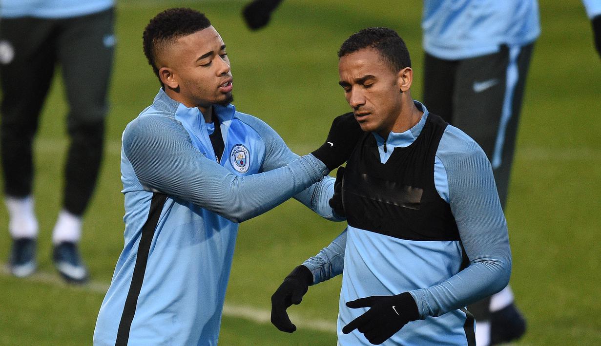 Ekspresi Gabriel Jesus (kiri) dan Danilo pada sesi latihan tim di City Football Academy, Manchester, (20/11/2017). City akan melawan Feyenord ada grup F. (AFP/Oli Scarff)