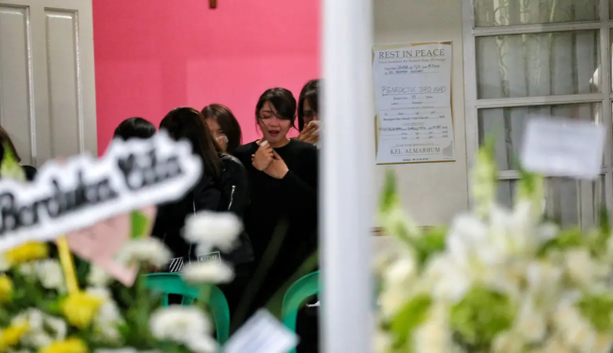 Dengan menumpang dua bus, para member JKT 48 datang untuk memberikan penghormatan terakhirnya pada manajernya. Puluhan member datang dengan mengenakan pakaian serba hitam. (Adrian Putra/Bintang.com)