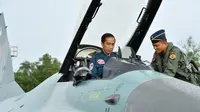 Saat Jokowi Coba Pesawat Jet Tempur di HUT TNI AU 