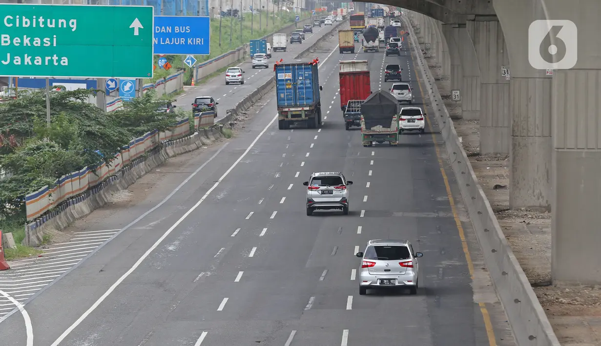 Suasana lalu lintas jalan tol Jakarta - Cikampek di kawasan Bekasi, Jawa Barat, Rabu (20/5/2020). H - 4 menjelang Lebaran, kondisi lalu lintas jalan tol Jakarta - Cikampek terlihat ramai lancar. (Liputan6.com/Herman Zakharia)
