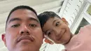 Kaesang Pangarep, mengajak keponakan pertamanya, Jan Ethes, untuk selfie. Putra Gibran Rakabuming Raka tampak tersenyum. (Foto: Instagram/@kaesangp)