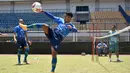 Pemain Persib Bandung, Febri Hariyadi, saat berlatih santai bersama timnya. (Bola.com/Erwin Snaz)