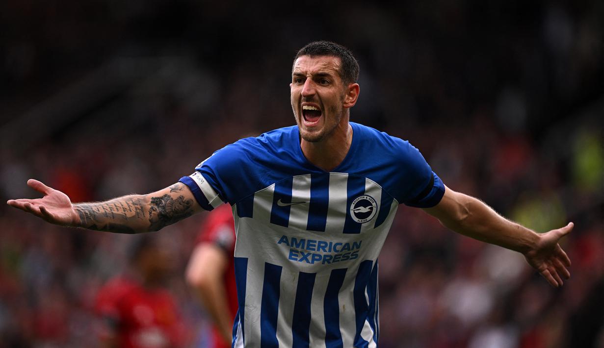 Lewis Dunk merupakan produk lulusan akademi Brighton. Ia akhirnya bergabung dengan tim senior pada 1 July 2010. Lewis Dunk merupakan orang nomor satu dengan penampilan terbanyak dengan 216 kali bermain di kancah Liga Inggris. Total hingga hari ini, Sabtu (14/10/2023) ia telah bermain selama 13 tahun 3 bulan untuk Seagulls. (AFP/Oli Scarff)