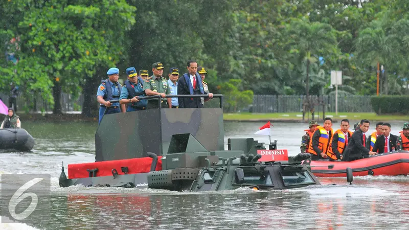 2010116-Jokowi-Naik-Amfibi-AY1