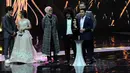 Aktor sekaligus sutradara, Raditya Dika (kanan) saat menerima  penghargaan sebagai Ensemble Talent Terbaik di Indonesia Box Office Movie Awards (IBOMA) 2016 dalam film "Single", Jakarta, Kamis (17/3). (Liputan6.com/Helmi Afandi)