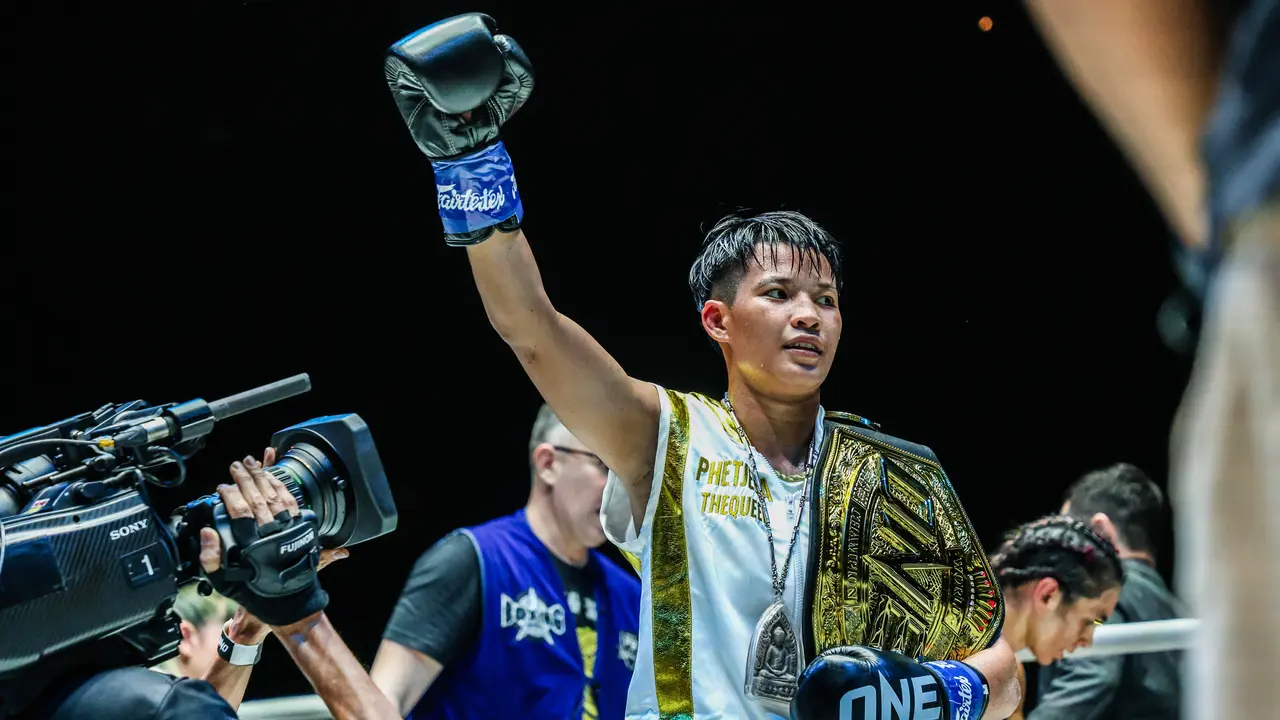 Phetjeeja sukses satukan sabuk kickboxing dan pensiunkan Janet Todd di ONE Fight Night 20