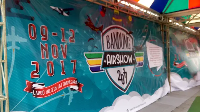 Akhir Pekan Bersama Pertunjukan Akrobat Pesawat Tempur di Bandung