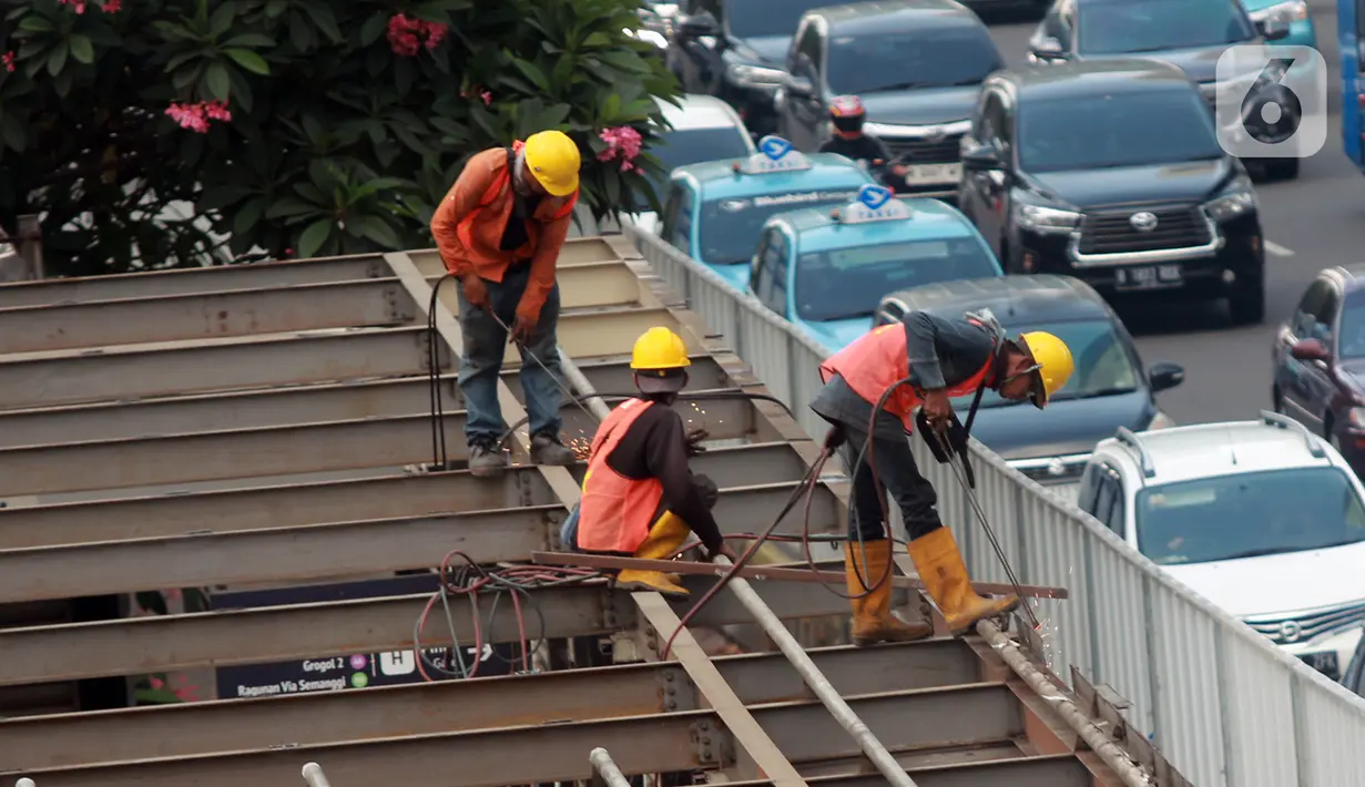 PT Transportasi Jakarta (Transjakarta) kembali melakukan revitalisasi di sejumlah halte pada tahun ini. (Liputan6.com/Johan Tallo)