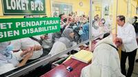 Presiden RI Joko Widodo (Jokowi) berkunjung ke RSUD Arifin Achmad di Kota Pekanbaru, Riau, Rabu (4/12/2023) untuk meninjau pelayanan JKN BPJS Kesehatan. (Dok Biro Pers Sekretariat Presiden RI)